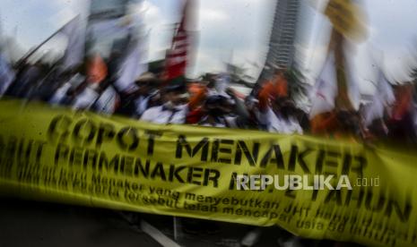 Kementerian Ketenagakerjaan (Kemenaker) menyatakan, Jaminan Hari Tua (JHT) dikembalikan kepada hakikatnya untuk memberikan perlindungan kepada pekerja di masa tua.  (Foto terkait: Aksi buruh di Kantor Kemenaker)