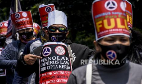 Sejumlah buruh berunjuk rasa di depan Gedung Sate, Jalan Diponegoro, Kota Bandung, Kamis (8/10). Dalam unjuk rasa tersebut mereka mendesak Presiden Joko Widodo untuk segera menerbitkan Peraturan Pemerintah Pengganti Undang-Undang (Perppu) terkait pencabutan UU Ciptaker karena UU tersebut dianggap tidak berpihak kepada rakyat. Foto: Abdan Syakura/Republika