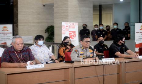 Kepala Divisi Humas Polri Irjen Pol Argo Yuwono (tengah) memberikan  konferensi pers penetapan tersangka kasus kebakaran Kejaksaan Agung di Mabes Polri, Jakarta, Jumat (23/10). Polri menetapkan delapan orang tersangka kasus kebakaran Gedung Utama Kejaksaan Agung. Menurut polisi, kebakaran gedung tersebut terjadi karena kelalaian kedelapan orang tersebut.Prayogi/Republika.