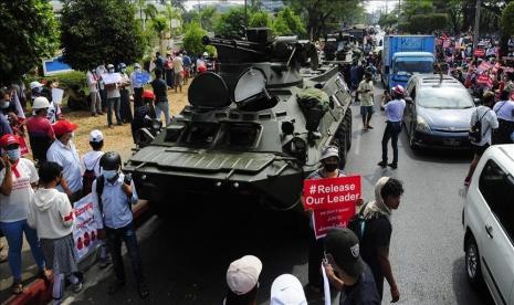 Warga asing yang tinggal di Myanmar mulai pulang ke negara asal mereka di tengah meluasnya aksi protes terhadap kudeta militer.