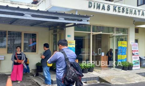 Keluarga pasien mendatangi Kantor Dinas Kesehatan (Dinkes) Kota Tasikmalaya untuk mengadukan masalah pelayanan di salah satu klinik wilayah Kota Tasikmalaya, Jawa Barat, Kamis (16/11/2023). 