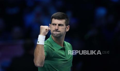 Petenis Serbia Novak Djokovic merayakan kemenangannya atas Stefanos Tsitsipas dari Yunani dalam pertandingan tenis tunggal ATP World Tour Finals, di Pala Alpitour di Turin, Italia, Senin, 14 November 2022. Menteri Imigrasi Australia mengatakan bahwa dia secara pribadi ikut campur dalam keputusan visa yang membuka pintu bagi Novak Djokovic untuk bermain di turnamen tenis Grand Slam yang akan datang di negara itu. 