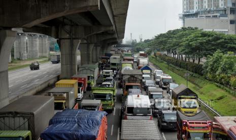 Sejumlah kendaraan terjebak kemacetan di jalan Tol Jakarta Cikampek, Cikarang, Kabupaten Bekasi, Jawa Barat, Kamis (6/5). Kemacetan tersebut merupakan imbas dari penyekatan kendaraan terkait larangan mudik lebaran 2021 yang dimulai dari tanggal 6 hingga 17 Mei 2021 sebagai upaya mengantisipasi risiko peningkatan kasus penularan Covid-19 jelang perayaan Hari Raya Idul Fitri 1442 H. Republika/Thoudy Badai