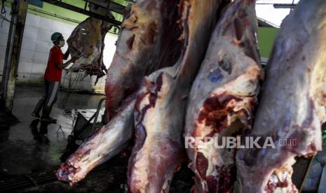 Petugas memotong daging hewan kurban di Rumah Potong Hewan (RPH). ilustrasi Foto: Abdan Syakura/Republika