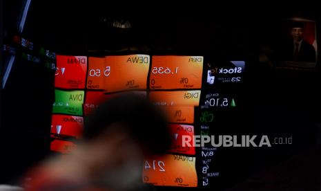 Indeks Harga Saham Gabungan (IHSG) melanjutkan reli penguatan pada perdagangan akhir pekan ini, Jumat (20/11). Indeks saham dibuka naik 0,16 persen ke level 5.602,78. Sementara indeks LQ45 menguat 0,60 persen. 