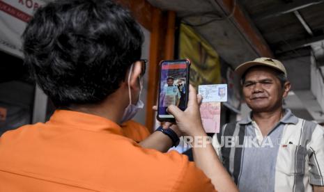 Petugas memeriksa data diri warga saat penyaluran bantuan sosial (bansos) Provinsi Jawa Barat Tahap ke-IV di Kantor Pos Bandung, Jalan Asia Afrika, Kota Bandung, Selasa (29/12). Pemerintah Provinsi Jawa Barat mulai mendistribusikan bansos sebesar Rp100 ribu dalam bentuk tunai kepada 1.903.383 Keluarga Rumah Tangga Sasaran (KRTS) penerima bantuan sosial dan ditargetkan selesai pada Rabu (30/12). Foto: Abdan Syakura/Republika