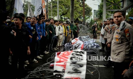 Massa aksi dari aliansi mahasiswa melakukan unjuk rasa di kawasan Patung Kuda, Jakarta, Kamis (8/9/2022). Dalam aksinya mereka menolak kenaikan harga bahan bakar minyak (BBM).  Republika/Thoudy Badai