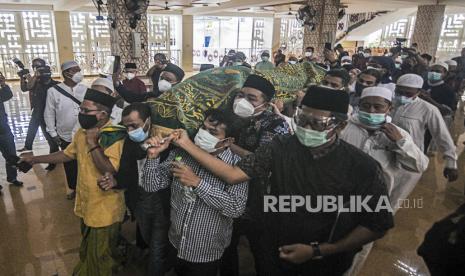 Wapres Ajak Umat Islam Teruskan Dakwah Syekh Ali Jaber. Foto: Sejumlah kerabat dan keluarga membawa keranda jenazah Syekh Ali Jaber di Pondok Pesantren Darul Qur