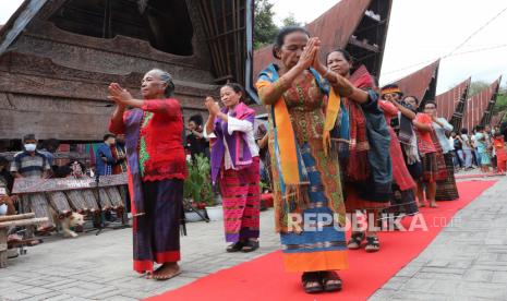 Pembinaan penenun ulos sebagai upaya pelestarian budaya kearifan lokal agar tetap banyak masyarakat yang bisa menenun. (ilustrasi).