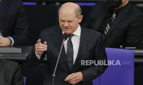 Kanselir Jerman Olaf Scholz menjawab pertanyaan dari anggota parlemen selama sesi Bundestag parlemen Jerman di gedung Reichstag di Berlin, Jerman, Rabu, 6 April 2022.