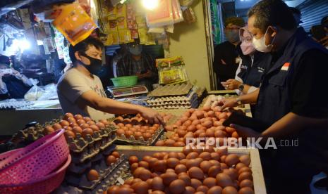 Pelaksana tugas (Plt) Wali Kota Bandung Yana Mulyana (kanan) berbincang dengan pedagang saat meninjau ketersediaan dan harga barang kebutuhan pokok serta pemeriksaan keamanan pangan oleh tim Keamanan Pangan DKPP Kota Bandung di Pasar Kosambi, Kamis (23/12). Momentum Natal dan Tahun Baru (Nataru) sejumlah barang kebutuhan pokok di Kota Bandung mengalami kenaikan cukup tinggi.