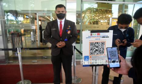 Pengunjung melakukan scan barcode aplikasi PeduliLindungi di Mal Botani Square, Kota Bogor, Jawa Barat, Rabu (4/1/2023). Menteri Kesehatan Budi Gunadi Sadikin mengatakan aplikasi PeduliLindungi akan ditransformasikan kedalam platform Satusehat yang berisi informasi vaksin dan scanning oleh warga serta mengetahui berbagai rekam jejak kesehatan masyarakat yang menggunakannya setelah pemerintah mencabut aturan PPKM di Indonesia. 