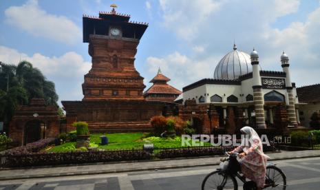 Warga melintas di depan Masjid Menara Kudus di Desa Kauman, Kudus, Jawa Tengah, Rabu (6/5/2020). Masjid yang merupakan bangunan cagar budaya yang berarsitektur perpaduan budaya Islam dengan budaya Hindu tersebut dibangun pada masa Sunan Kudus pada tahun 1549 Masehi dan menjadi objek wisata ziarah ke makam Sunan Kudus yang terletak di sisi barat kompleks masjid itu