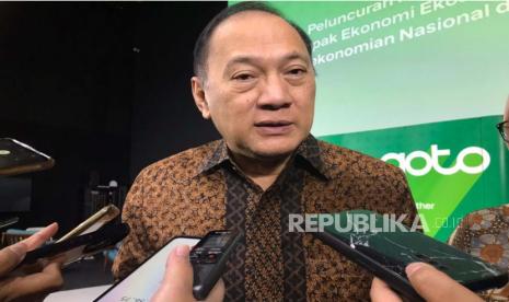 Komisaris GoTo Agus DW Martowardojo menjelaskan optimisme kinerja GoTo usai Konferensi Pers Peluncuran Riset LPEM UI Dampak Ekonomi Ekosistem GoTo pada Perekonomian Nasional 2022 di Kantor Gojek, Jakarta Selatan, Rabu (29/3/2023). 