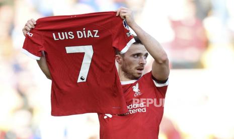 Penyerang Liverpool Diogo Jota secara khusus mengangkat jersey dari Luis Diaz usai mencetak gol ke gawang Nottingham Forest, Ahad (29/10/2023) malam WIB.