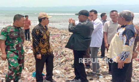 Sekda Kabupaten Sukabumi Ade Suryaman dan Dandim 0622/Kabupaten Sukabumi Letkol Inf Anjar Ari Wibowo meninjau Pantai Cibutun, Kecamatan Simpenan, Kabupaten Sukabumi, Senin (2/10/2023). 