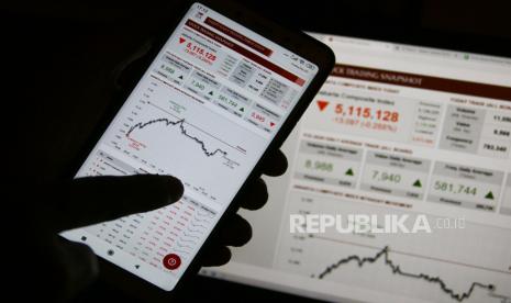 Karyawan mengamati pergerakan Indeks Harga Saham Gabungan (IHSG) melalui layar telepon selular di Jakarta (ilustrasi). Pergerakan IHSG hari ini, Rabu (4/11/2020) akan diwarnai oleh sentimen global, terutama terkait hasil pemilu presiden Amerika Serikat (AS).