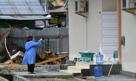 Seorang tenaga kesehatan menerima isyarat dari pasien Covid-19 yang berada di dalam ruangan untuk mencoblos surat suara sesuai pilihan pasien di Pondok Perawatan Asrama Haji Palu di Palu, Sulawesi Tengah, Rabu (9/12). PPNI mencatat total 146 perawat wafat akibat Covid-19 hingga Rabu (16/12). (ilustras)