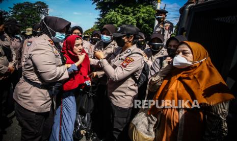 Kepolisian membubarkan massa pendukung saat berlangsungnya sidang lanjutan kasus pelanggaran protokol kesehatan dengan terdakwa Habib Rizieq Shihab di Pengadilan Negeri (PN) Jakarta Timur, Jakarta, Selasa (23/3/2021). 