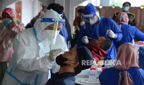 Tes PCR untuk para calon jamaah haji di Bale Asri Pusdai, Kota Bandung, Senin (20/6). Tes PCR tersebut dilakukan mulai dari 10 hingga 14 hari sebelum keberangkatan, dengan maksud agar calon jamaah haji yang positif covid-19 masih punya waktu untuk menjalani karantina dan penyembuhan.