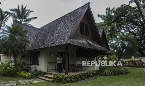 Pekerja membersihkan kamar di salah satu hotel di Kawasan Ekonomi Khusus (KEK) Tanjung Lesung, Pandeglang, Banten, Selasa (15/2/2022). Menteri Pariwisata dan Ekonomi Kreatif, Sandiaga Salahuddin Uno, menuturkan, kenaikan harga bahan bakar minyak (BBM) sebesar 30 persen dipastikan memiliki dampak signifikan terhadap sektor pariwisata. 