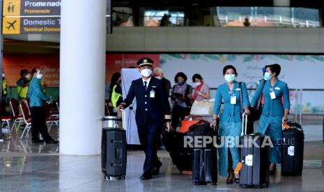 Kru pesawat maskapai penerbangan Garuda Indonesia dengan nomor penerbangan GA881 tiba di Bandara Internasional I Gusti Ngurah Rai, Badung, Bali. PT Angkasa Pura (AP) I (Persero) memastikan besok (3/2/2022) Bandara I Gusti Ngurah Rai Bali tidak beroperasi untuk menyambut Hari Raya Nyepi 2022. Bandara I Gusti Ngurah Rai Bali akan melakukan penghentian sementara operasional bandara selama 24 jam yang akan dimulai pada 3 Maret 2022 pukul 06.00 WITA hingga 4 Maret 2022 pukul 06.00 WITA.