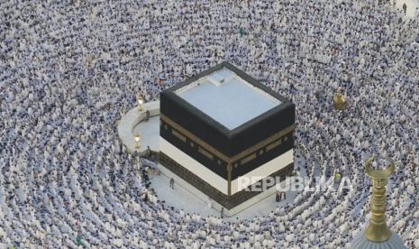 Umat Muslim mengelilingi Kabah.