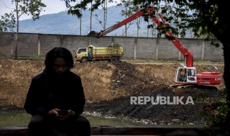 Pengerukan Sungai Dilakukan di Bandung Jelang Musim Hujan (ilustrasi).