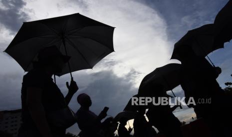 Jaringan Solidaritas Korban untuk Keadilan melakukan Aksi Kamisan di seberang Istana Merdeka, Jakarta, Kamis (25/11/2021). Aksi Kamisan ke-706 itu menuntut pembuktian pernyataan Jaksa Agung ST Burhanuddin yang akan mengambil langkah strategis untuk mempercepat penuntasan kasus-kasus pelanggaran HAM berat. 