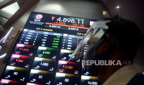 Petugas kebersihan beraktivitas di dekat layar pergerakan Indeks Harga Saham Gabungan (IHSG) di Bursa Efek Indonesia (BEI), Jakarta, Kamis (10/9). IHSG dibuka menguat 8,01 poin atau 0,12 persen ke posisi 6.537,6. 