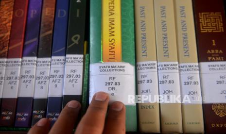 Koleksi buku milik Buya Syafii Maarif di Serambi Buya Syafii, Perumahan Nogotirto, Sleman, Yogyakarta, Kamis (10/11/2022). 