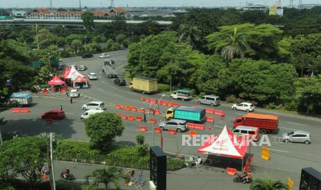 Polisi melakukan penyekatan di pos pemeriksaan (check point) Bundaran Waru, Surabaya, Jawa Timur, Selasa (26/5/2020). Pembatasan Sosial Berskala Besar (PSBB) di wilayah Surabaya Raya yaitu Kota Surabaya, Kabupaten Sidoarjo dan Kabupaten Gresik diperpanjang kembali terhitung mulai 26 Mei 2020 hingga 8 Juni 2020