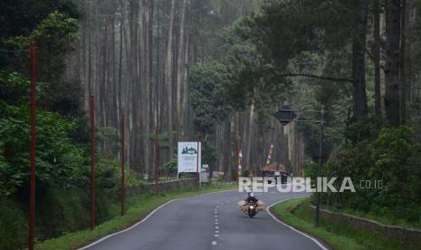 Jalur wisata di Jalan Tangkuban Parahu, Kecamatan Lembang, Kabupaten Bandung Barat (KBB), lengang, Sabtu (8/5). Seluruh tempat wisata di KBB ditutup kembali terhitung mulai 7 hingga 14 Mei 2021. Penutupan objek wisata merupakan buntut kembalinya wilayah KBB ke zona merah atau resiko tinggi penyebaran Covid-19.