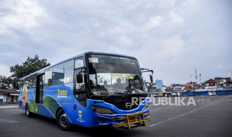 Bus Trans Metro Bandung melintas di area Terminal Cicaheum, Kota Bandung, Jumat (7/5). Selama masa larangan mudik Lebaran pada 6-17 Mei 2021, pelayanan perjalanan bus Antar Kota Antar Provinsi (AKAP) dan Antar Kota Dalam Provinsi (AKDP) di Terminal Cicaheum tidak beroperasi namun angkutan kota, Trans Metro Bandung dan Damri diizinkan beroperasi di wilayah aglomerasi Bandung Raya. Foto: Republika/Abdan Syakura