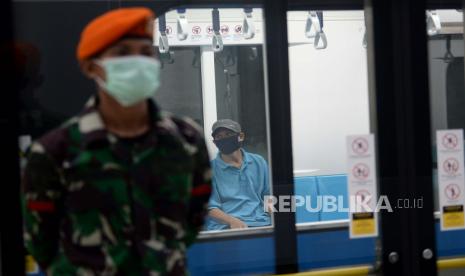 Personil TNI berjaga di Stasiun MRT Bundaraan HI, Jakarta, Selasa (26/5). Kedepannya aparat gabungan TNI dan Polri akan dikerahkan ke berbagai lokasi keramaian untuk mengawasi aktivitas masyarakat dalam penerapan new normal di tengah pandemi covid-19