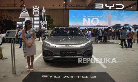 Pengunjung memadati booth BYD dalam ajang Gaikindo Indonesia Internasional Auto Show (GIIAS) 2024 di ICE BSD, Tengerang, Banten, Kamis (18/7/2024).