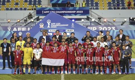 Ketua Umum PSSI Erick Thohir (tengah atas) didampingi Ketua Umum NOC Indonesia, Raja Sapta Oktohari (keempat kanan atas) berfoto bersama pemain Timnas U-23 Indonesia usai penganugerahan medali Piala AFF U-23 2023 di Rayong Provincial Stadium, Thailand, Sabtu (26/8/2023). Timnas U-23 Indonesia runner up Piala AFF U-23 usai kalah dari Vietnam pada adu penalti dengan skor 5-6.