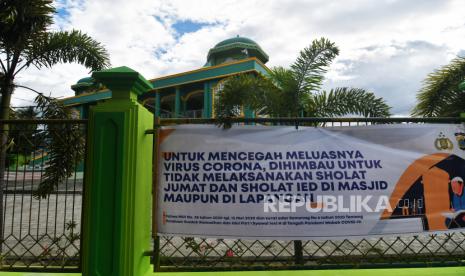 MUI Kembali Ingatkan Umat Islam Sholat Idul Fitri di Rumah. Sebuah spanduk imbauan untuk tidak melaksanakan shalat Idul Fitri berjamaah di masjid atau lapangan terpasang di pagar salah satu masjid di Palu, Sulawesi Tengah, Jumat (22/5/2020). Wakil Presiden Ma