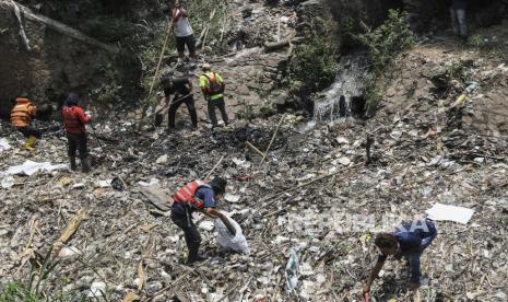 Relawan gabungan membersihkan sampah yang memenuhi aliran Kali Jambe di Jatimulya, Kecamatan Tambun Selatan, Kabupaten Bekasi, Jawa Barat, Ahad  (17/10/2021).