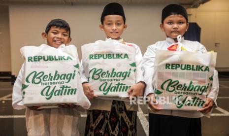 Sejumlah anak yatim penerima santunan berfoto saat acara Republika Ramadhan Festival: Berbagi Bersama Yatim di Masjid At Thohir, Depok, Jawa Barat, Selasa (2/4/2024). PT Republika Media Mandiri kembali menggelar Republika Ramadhan Festival bertemakan Berbagi Bersama Yatim. Acara tersebut diisi dengan kegiatan santunan untuk ratusan anak yatim dan dongeng Islami yang disampaikan oleh Ustaz Jaka Umbaran.