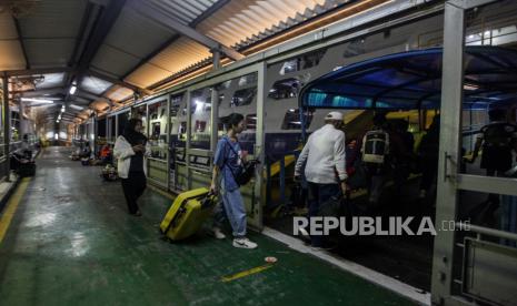 Sejumlah pemudik memasuki kapal Ferry di Pelabuhan Merak, Cilegon, Banten, Sabtu (6/4/2024). Penjualan tiket kapal Ferry hingga 8 April 2024 sudah habis terjual pada puncak arus mudik Lebaran 2024.