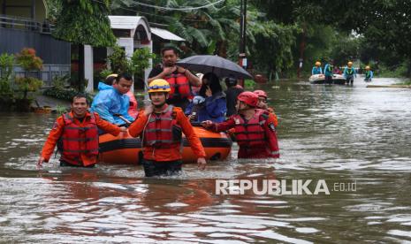 Tim SAR mengevakuasi warga terdampak banjir menggunakan perahu karet di Makassar, Sulawesi Selatan, Selasa (11/2/2025). BPBD Kota Makassar mencatat sedikitnya 179 jiwa telah mengungsi akibat banjir yang merendam permukiman warga di dua kelurahan di daerah itu, sementara proses evakuasi terus dilakukan untuk mengantisipasi peningkatan ketinggian air yang sudah mencapai satu meter di beberapa titik. 