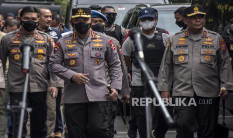 Kapolri Jenderal Listyo Sigit Prabowo (kedua kiri) didampingi Kapolda Jawa Barat Irjen Pol Suntana (kanan) berjalan untuk memberikan keterangan pers di Jalan Astana Anyar, Kota Bandung, Rabu (7/12/2022). Kapolri Jenderal Listyo Sigit Prabowo mengatakan pelaku bom bunuh diri di Polsek Astana Anyar, Kota Bandung terafiliasi jaringan Jamaah Ansharut Daulah (JAD) Jawa Barat. Akibat ledakan itu 11 orang menjadi korban, yakni 10 anggota polri dan seorang warga. Republika/Abdan Syakura