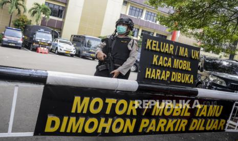 Polisi berjaga di depan gerbang Polres Metro Jakarta Selatan, Jakarta, Rabu (7/12/2022). Polres Metro Jakarta Selatan memperketat penjagaan di gerbang masuk pasca ledakan bom bunuh diri di Polsek Astanaanyar, Bandung, Jawa Barat. Republika/Putra M. Akbar