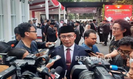 Ketua KPU RI Hasyim Asyari ketika diwawancarai media.