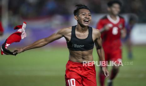 Pemain Timnas Indonesia U-22, Beckham Putra, melakukan selebrasi usai menjebol gawang Thailand di laga final di Stadion Nasional Olimpiade, Phnom Penh, pada Selasa (16/5/2023) malam WIB.