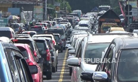 Puncak kepadatan arus lalu lintas dari arah Mageleng/ Yogyakarta di simpang Bawen, Kecamatan Bawen, Kabupaten Semarang, pada Ahad (23/4/2023) siang.