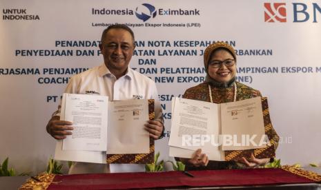 Direktur Utama BNI Royke Tumilaar (kiri) bersama Direktur Eksekutif LPEI Rijani Tirtoso (kanan). Lembaga Pembiayaan Ekspor Indonesia (LPEI) atau Indonesia Eximbank berkolaborasi dengan PT Bank Negara Indonesia (Persero) Tbk dan Rumah BUMN Wilayah Kalimantan Barat terkait ekspor lada dari Sambas melalui Program Desa Devisa. Hal itu dilakukan untuk mengeskalasi peluang ekspor komoditas unggulan dari berbagai daerah sekaligus meningkatkan taraf hidup dan kesejahteraan petani di Indonesia.