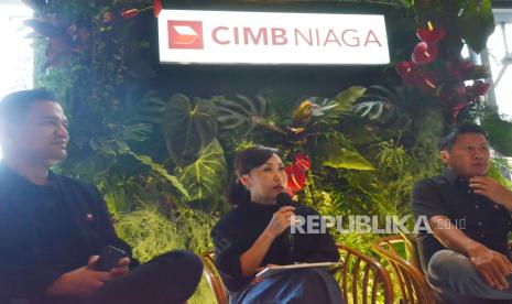 Direktur Utama CIMB Niaga Lani Darmawan menyampaikan keterangan pers saat acara Halalbihalal dan Silaturahmi bersama CIMB Niaga di Kota Bandung, Jawa Barat, Jumat (3/4/2024). 