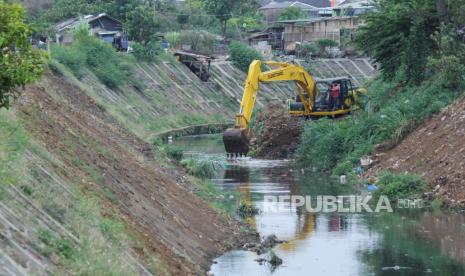 Ekskavator mengeruk sedimentasi atau endapan lumpur di Sungai Cisaranten, Kecamatan Gedebage, Kota Bandung. Kegiatan program Citarum harum ini salah satu upaya normalisasi sungai khususnya saat menghadapi curah hujan dengan intensitas tinggi.(ilustrasi)